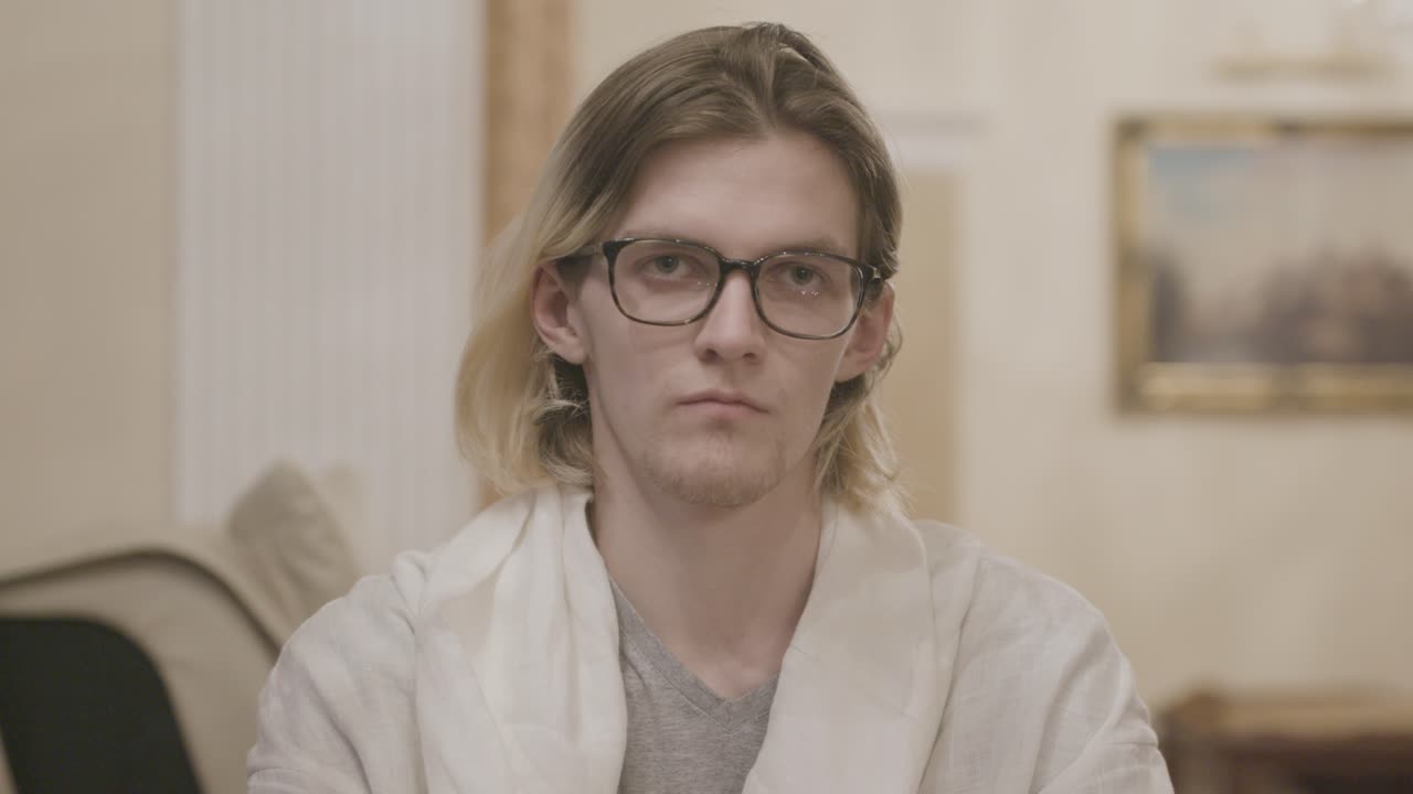 로브를 입은 젊은 남자