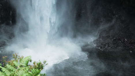 Toma-En-Cámara-Súper-Lenta-De-Salpicar-Y-Rociar-La-Cascada-Akaka-En-Hawaii-Durante-El-Día-Soleado