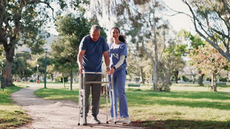 Älterer-Mann,-Spaziergänger-Und-Krankenschwester-Helfen-Im-Garten