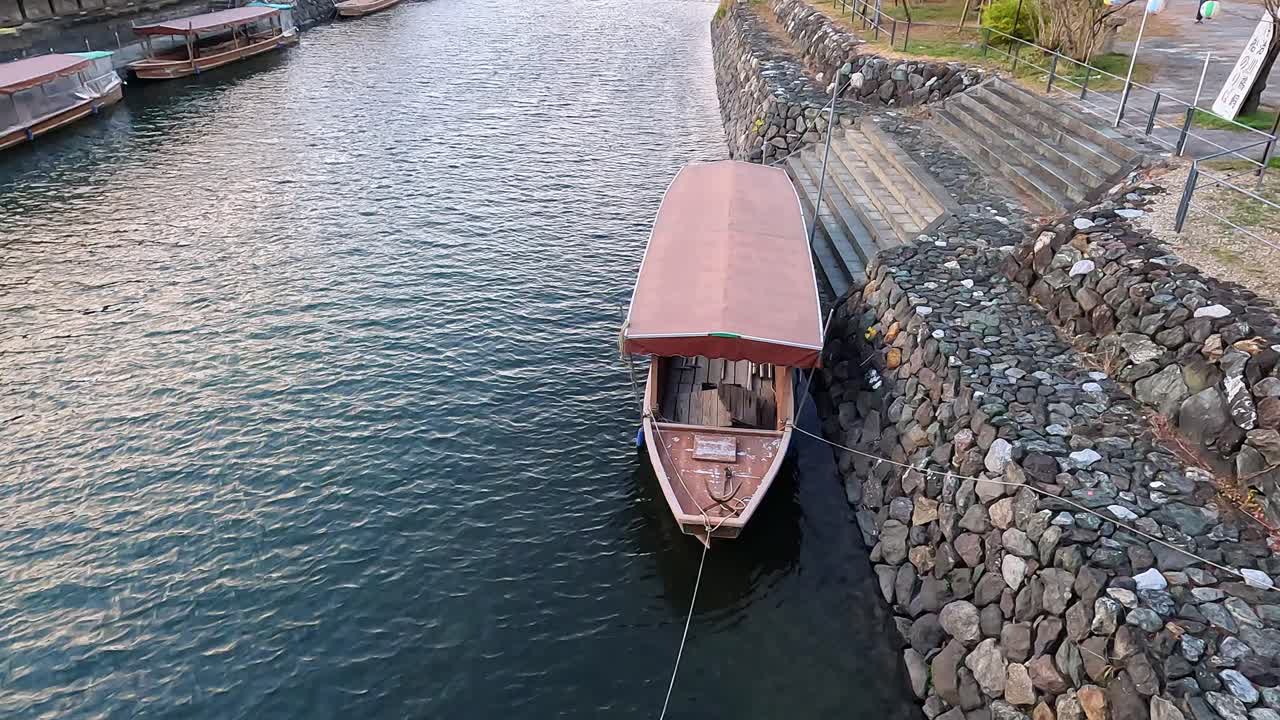 vista en un barco tradicional japonés en un río