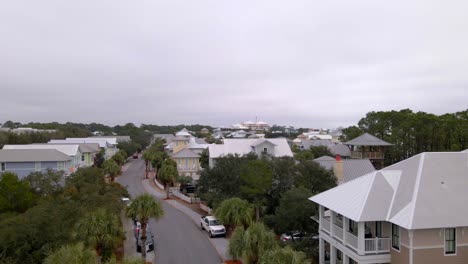 sobrevolando una zona residencial en 30a, florida-9