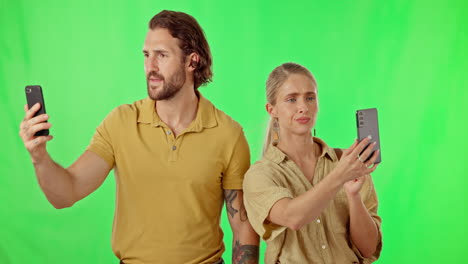 Bad,-signal-and-couple-with-phone-on-green-screen