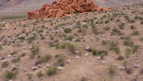 Schwenk-Up-Aufnahme-Zeigt-Die-Felsformation-Der-Aztekischen-Sandsteinformation-Im-Red-Rock-Canyon-National-Conservation-Area