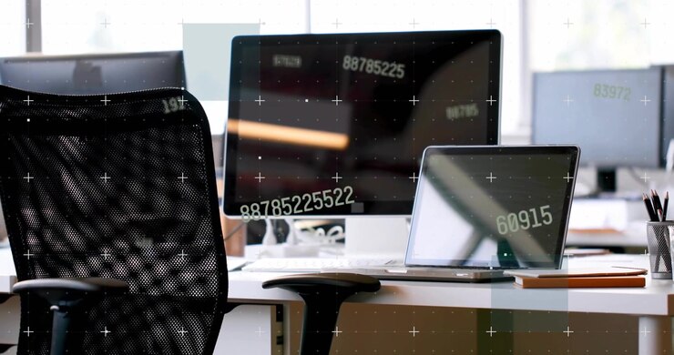 Overlay van digitale gegevensverwerking op moderne kantoorcomputers