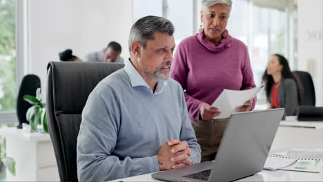 portátil, entrenamiento y preguntas con personas de negocios