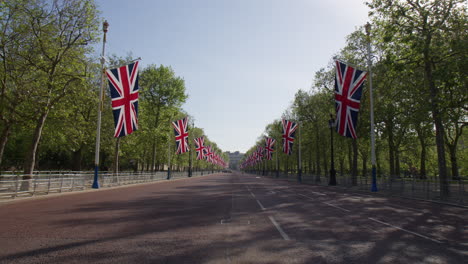 Das-Einkaufszentrum-–-Zeremonielle-Route-Und-Fahrbahn-Gesäumt-Von-Britischen-Flaggen-In-London,-Großbritannien