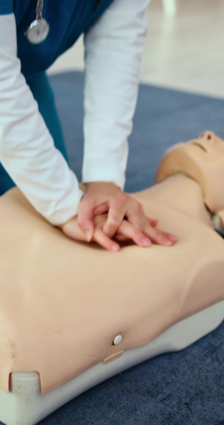 Manken Üzerinde CPR Eğitimi Veren Sağlık Profesyoneli