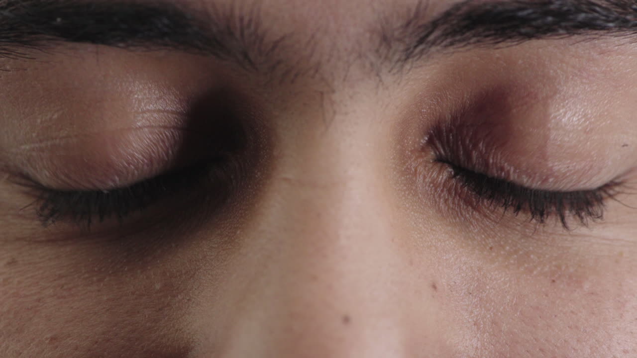 hombre de cerca ojos marrones abriéndose mirando a la cámara parpadeando iris belleza
