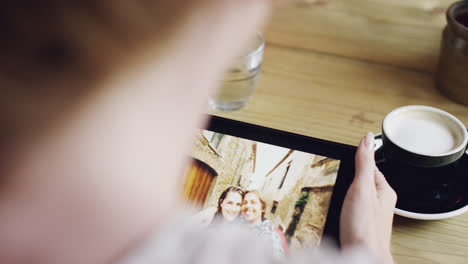 Hermosa-Joven-Usando-La-Pantalla-Táctil-Del-IPad-En-La-Cafetería