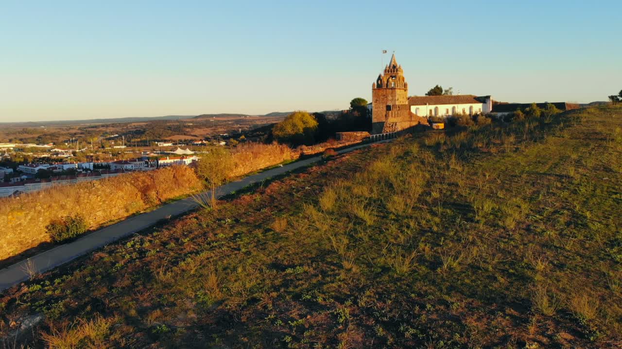 tomada de un dron de una torre medieval en una colina en portugal