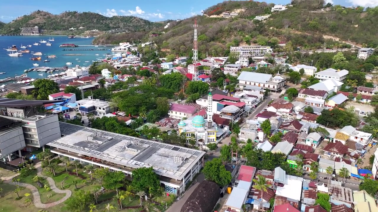 La cittadina di Labuan Bajo sull'isola di Flores, Indonesia. Case, hotel e moschee.