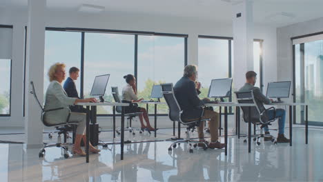 equipo de negocios trabajando en una oficina moderna