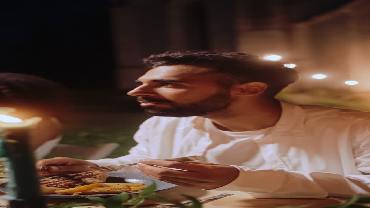 Uomo che si gode una cena a lume di candela