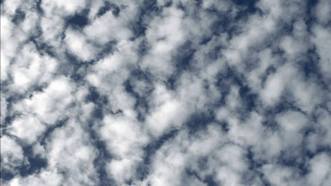 nubes blancas a la deriva a través de un cielo azul