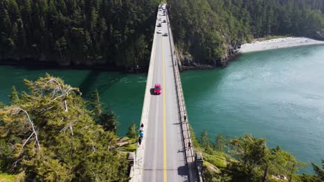 Disparo-Cinematográfico-De-Drones-Siguiendo-A-Los-Autos-Sobre-El-Puente-En-Deception-Pass-En-Anacortes,-Washington,-EE.UU.