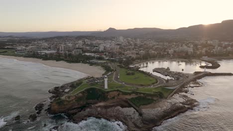 establecimiento aéreo de la costa de wollongong y el paisaje urbano durante la hora dorada, destacando la ciudad costera en nueva gales del sur, australia