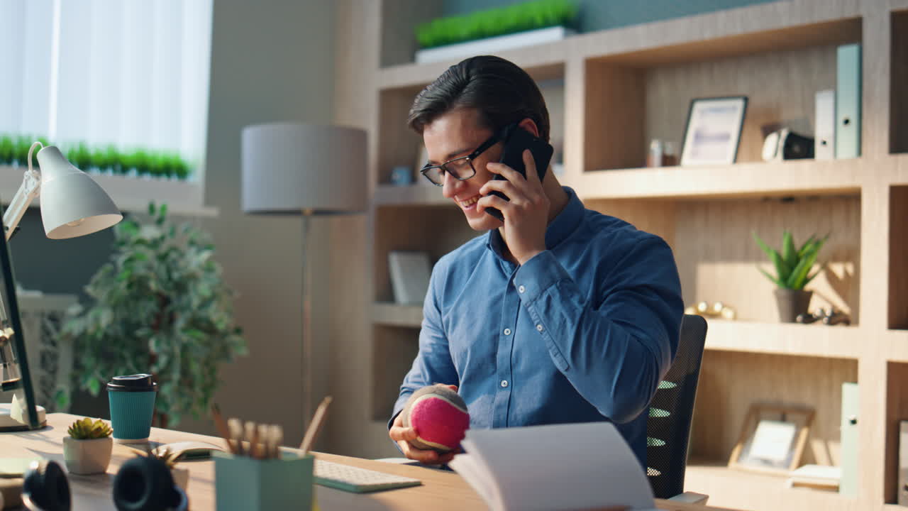 Følelsesladet freelancer kommunikerer via mobiltelefon på stedet. Mand ringer fra smartphone.