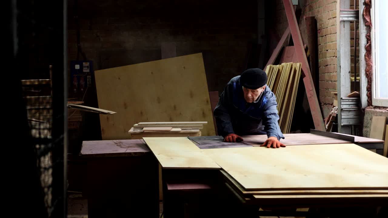 un carpintero cortó una madera contrachapada con una sierra circular