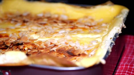 Una-Cámara-Se-Desliza-A-Cámara-Lenta-Ante-Una-Tarta-De-Queso