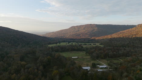 Imágenes-Aéreas-De-Una-Granja-Que-Está-En-La-Sombra-Con-Montañas-Cubiertas-Por-Un-Sol-Naciente-En-Sequatchie-Cove-Tennessee-En-Otoño