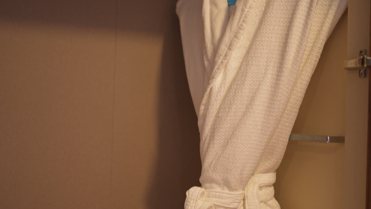 찬장에 걸려있는 모래 언덕 백인 남자 목욕 가운