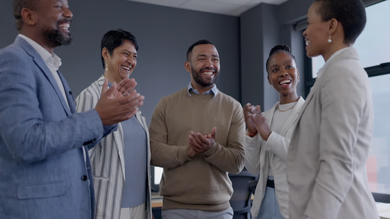 gente de negocios, apretón de manos y aplausos para el trato