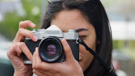 Mujer-Haciendo-Clic-En-La-Foto-Con-Cámara-Digital-4k