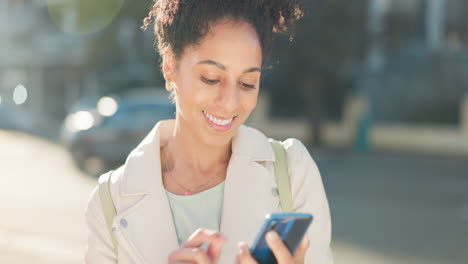 Selfie-De-Teléfono,-Signo-De-Paz-Y-Mujer-Turista-De-La-Ciudad