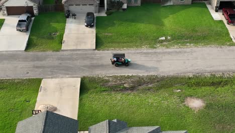 Carro-De-Golf-Circulando-Por-Los-Barrios