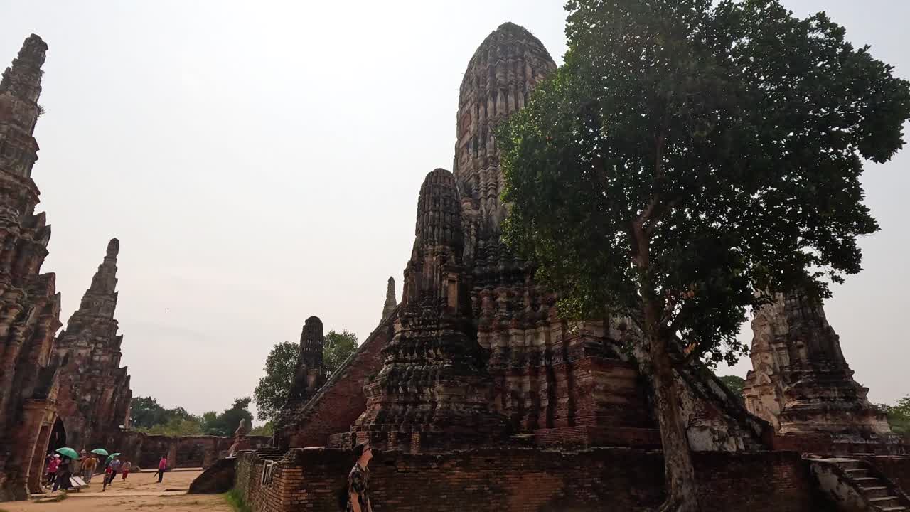 turista caminando cerca del templo histórico de la pagoda en ayutthaya