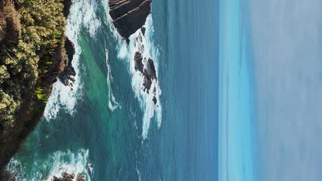 Zambujeira-Do-Mar-Sobre-La-Orilla-Del-Mar-Con-Olas-Del-Mar,-Acantilados-Y-Dunas-De-Arena-Cubiertas-Por-Vegetación-Verde-Hojas-Rojas-De-Higo-Amargo,-Día-Soleado,-Cielo-Azul-Claro