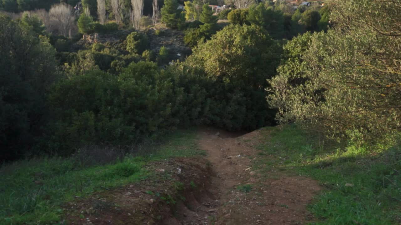 tiro inclinado que revela la montaña parnitha en un día nublado de invierno