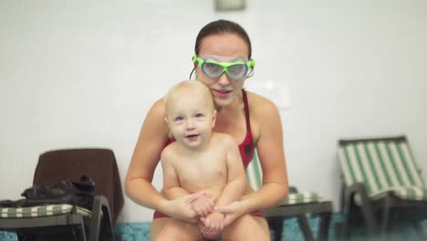 Un-Lindo-Niño-Rubio-Se-Sumerge-Bajo-El-Agua-Junto-Con-Su-Madre-Con-Gafas-Protectoras-Especiales-En-La-Piscina.-Su