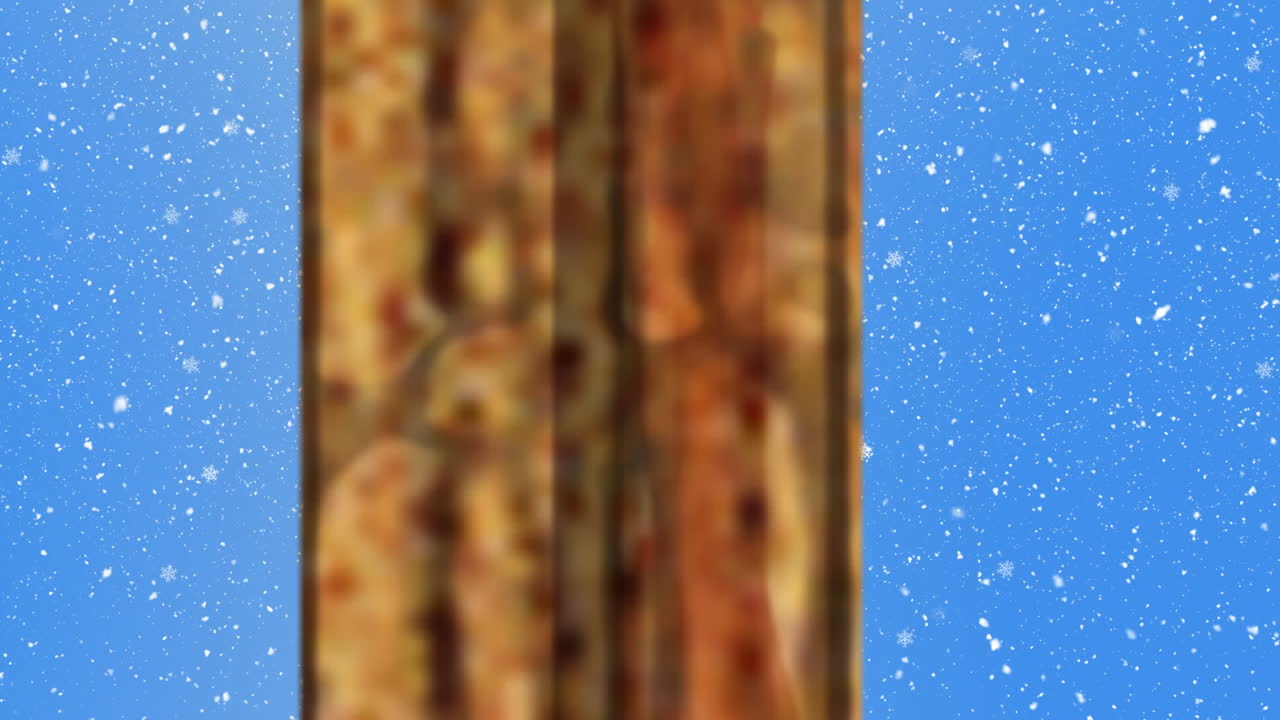 рождественская лампа, висячие украшения и оконная рама над снежинками, падающими на синем фоне