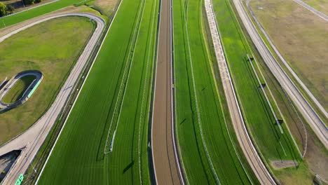 Drone-Vista-Aérea-Paisaje-Hipódromo-Real-Randwick-Terrenos-Hierba-Pista-Campo-Deporte-Carreras-Esgrima-Césped-Juego-Caballo-Turismo-Ecuestre-Nsw-Sydney-Ciudad-Randwick-Kingsford-Australia-4k