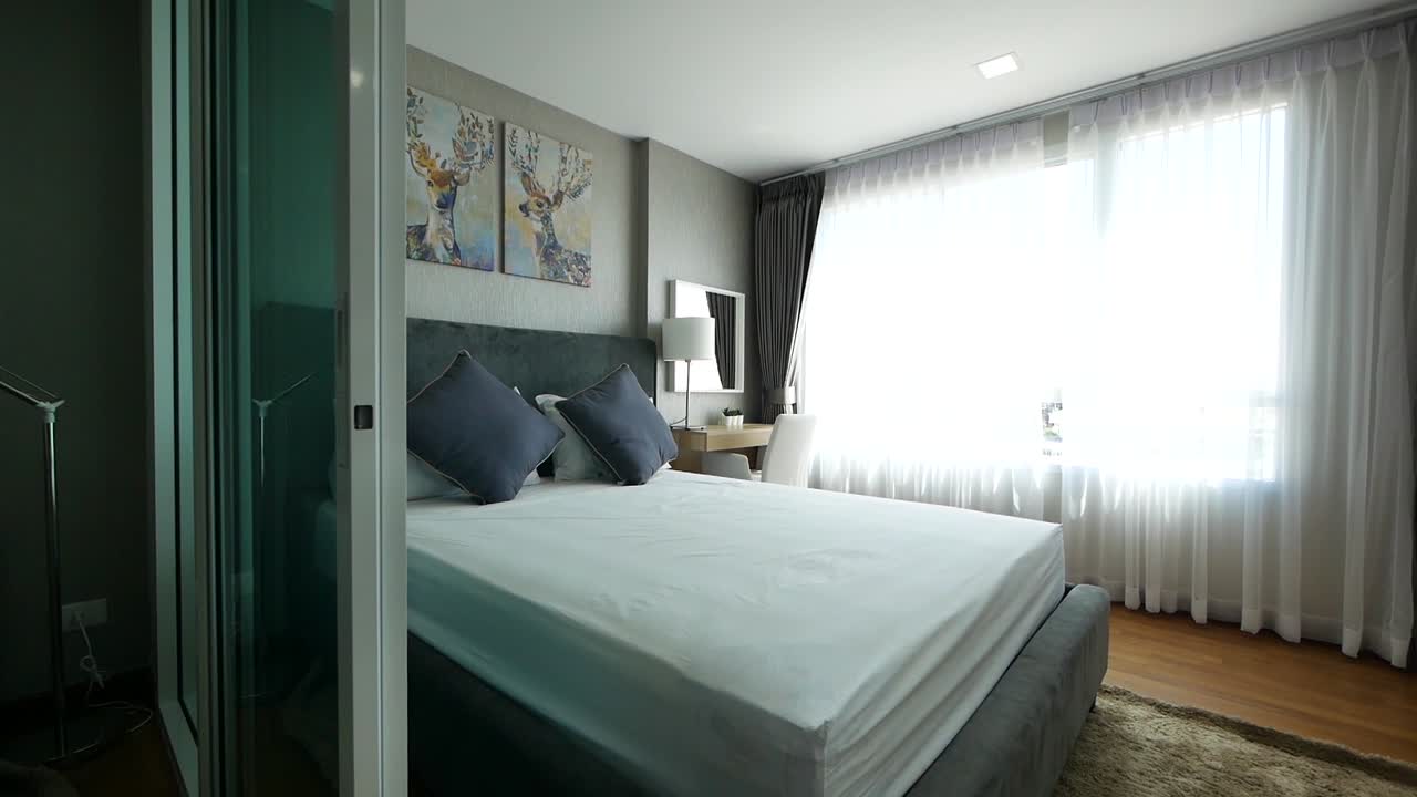 Decorazione camera da letto monolocale bianca e grigia