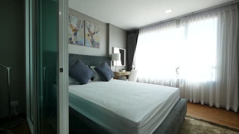 decoración de dormitorio tipo estudio en blanco y gris