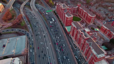 Vista-Aérea-Del-Tráfico-En-La-Autopista-Adyacente-A-Edificios-Residenciales-En-Atlanta,-Georgia,-En-El-Crepúsculo.