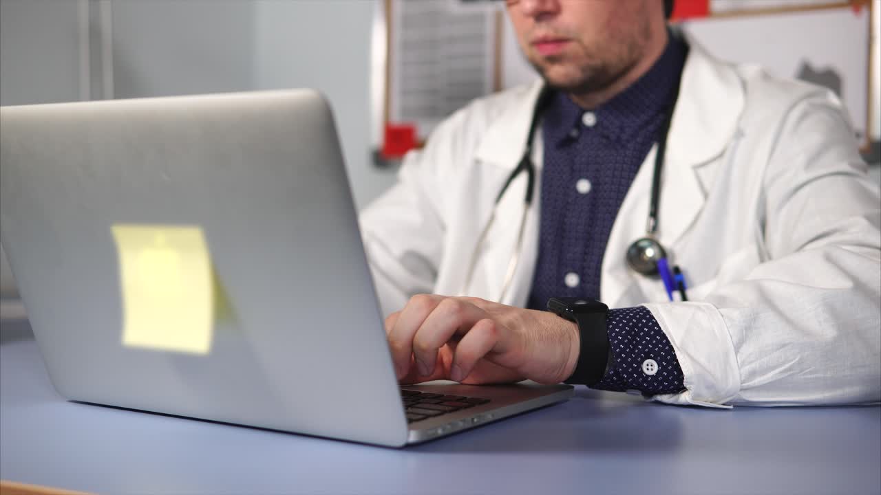 médico trabajando en la computadora portátil