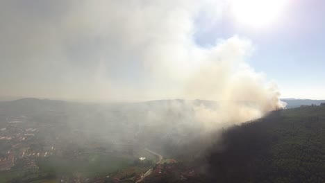 humo de una vista aérea de incendios forestales de montaña