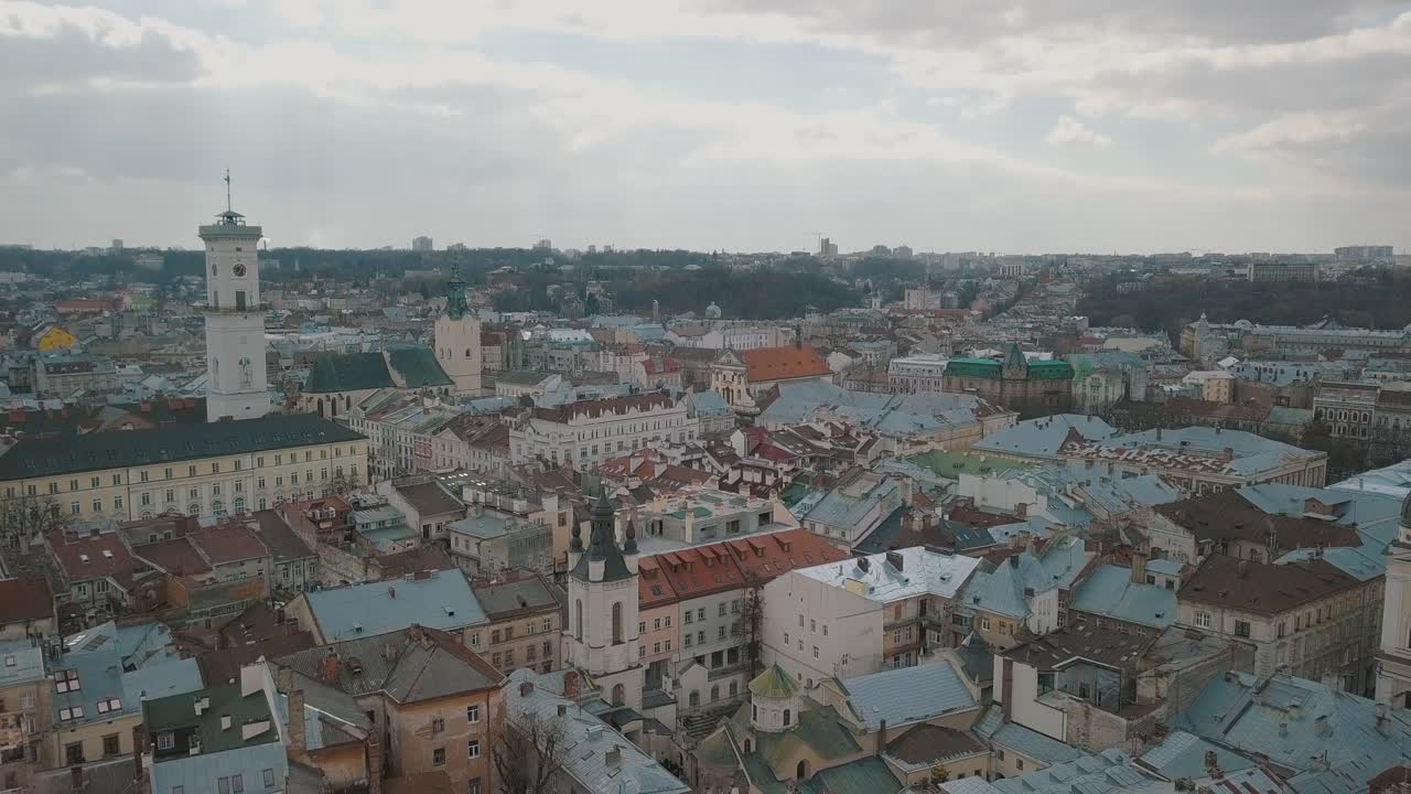 Vista Aérea da Cidade de Lviv, Ucrânia. Cidade Europeia. Áreas populares da cidade. Telhados.