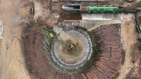 antena de arriba hacia abajo de troncos de pino