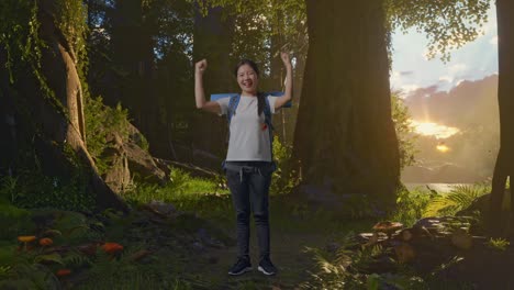 mujer feliz caminando en un bosque al amanecer