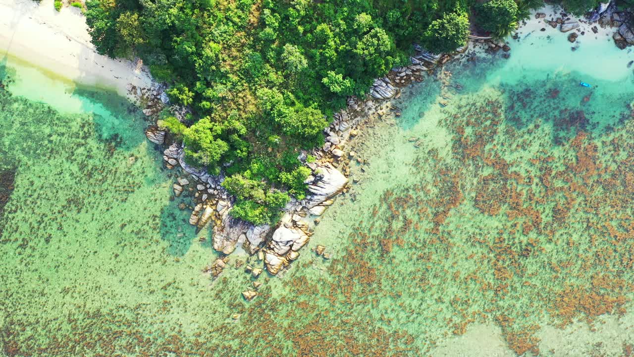세이셸 화강암 바위, 인도양의 청록색 맑은 바닷물 - 위에서 세이셸 섬의 바다 풍경