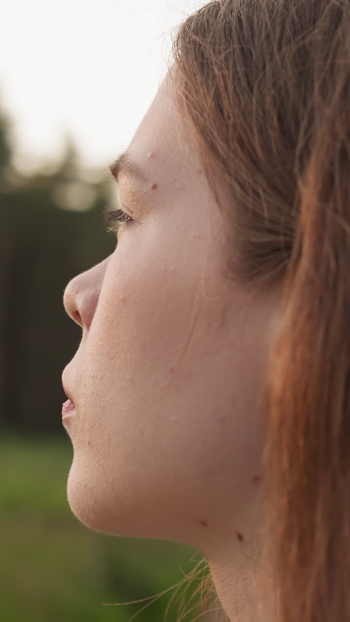 dama se encuentra en el corazón del bosque al atardecer. joven parece confundida pensando en problemas personales por la noche. pasatiempo en la naturaleza para deshacerse del estrés