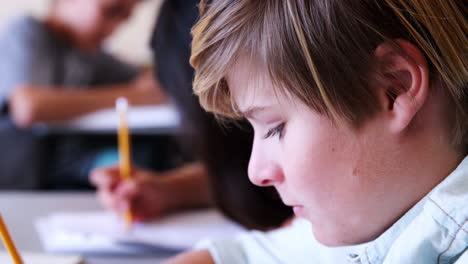 niño de escuela primaria concentrándose durante una prueba, de cerca