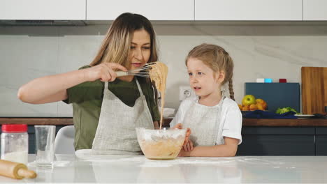 La-Madre-Saca-Un-Gran-Trozo-De-Masa-Terminada.