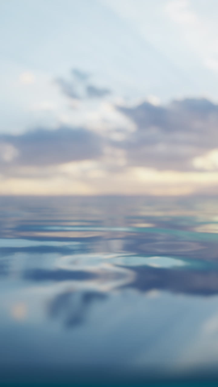 물 속에 반사되는 아름다운 해가 지는 바다