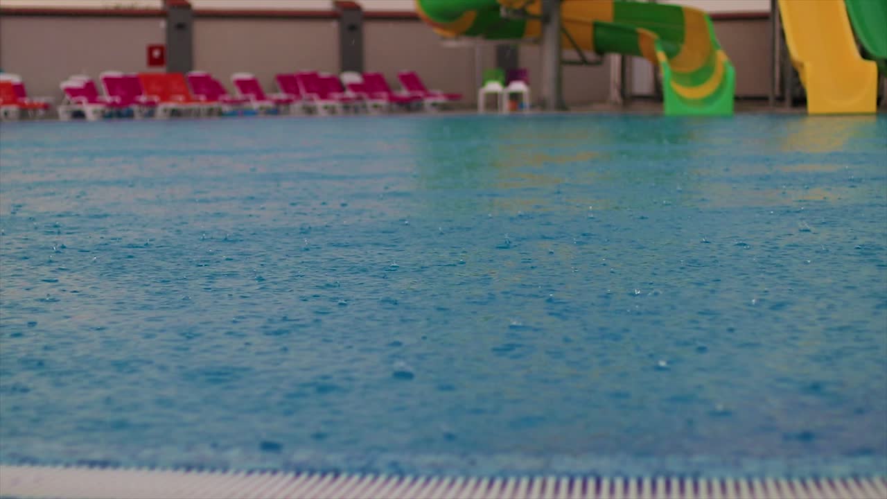 폭우 기간 동안 공공 수영장의 물을 파란색으로 반사