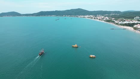 Barcos-En-La-Orilla-De-La-Playa-De-Canasvieiras-Florianópolis-País-De-Brasil